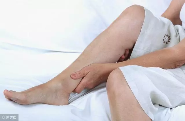 夜間腿抽筋?別以為是缺鈣!還可能是這些因素,教你一招迅速緩解