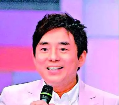 曾力壓張學友奪冠,與演藝圈「大姐大」級別的鄭裕玲相愛16年,如今在酒吧賣唱落魄至極!