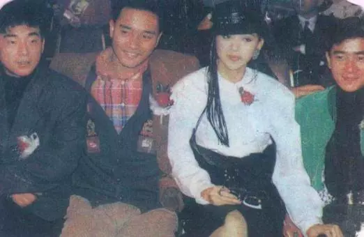 曾力壓張學友奪冠,與演藝圈「大姐大」級別的鄭裕玲相愛16年,如今在酒吧賣唱落魄至極!