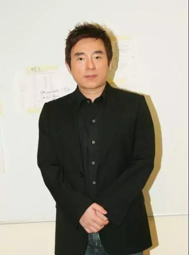 曾力壓張學友奪冠,與演藝圈「大姐大」級別的鄭裕玲相愛16年,如今在酒吧賣唱落魄至極!