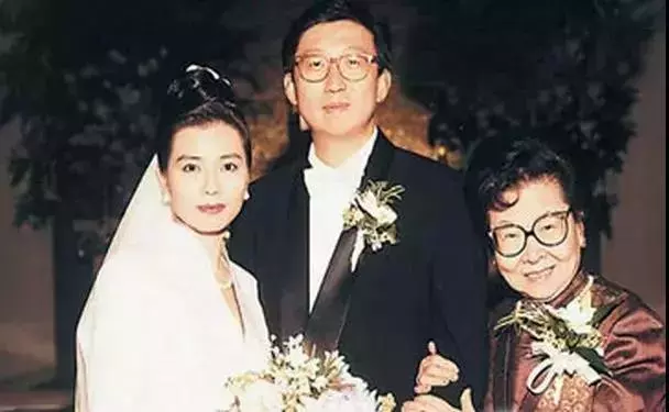 她是最美艷港姐,曾「被周潤發、張國榮深愛」,婚後息影「為愛守寡10年」,如今58歲的她...