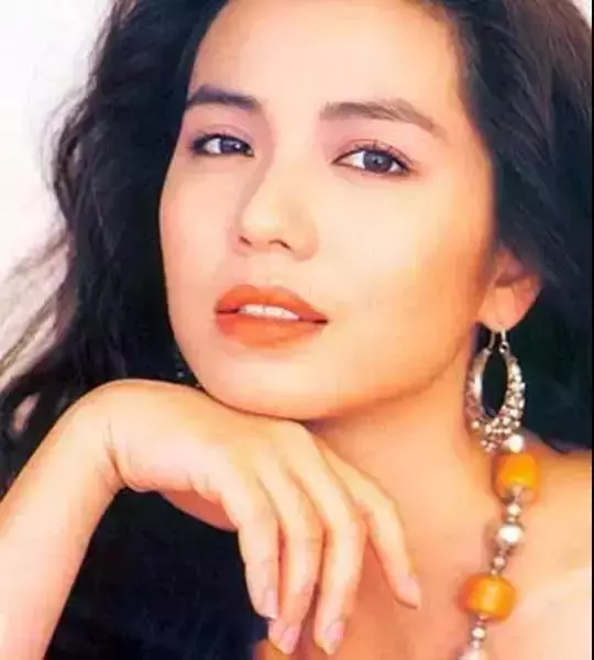 她是最美艷港姐,曾「被周潤發、張國榮深愛」,婚後息影「為愛守寡10年」,如今58歲的她...
