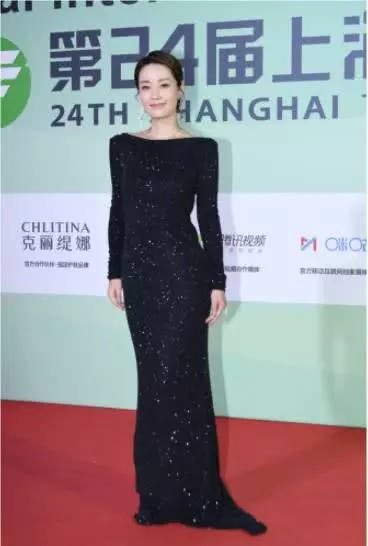 41馬伊琍和42林心如同穿禮服,網友:同是紫薇,差距卻有點大!