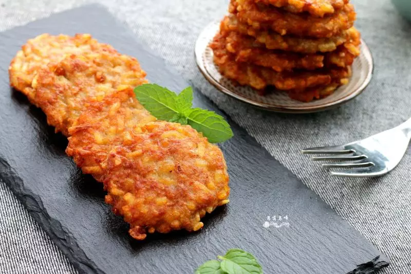 這個小煎餅真好吃,十分鐘就出鍋,兒子一連吃9個,大叫我還要