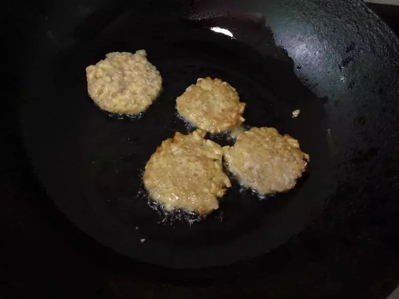 這個小煎餅真好吃,十分鐘就出鍋,兒子一連吃9個,大叫我還要