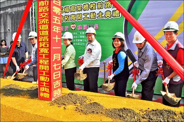 怪事!五楊高架橋墩冒火 嚇壞用路人...