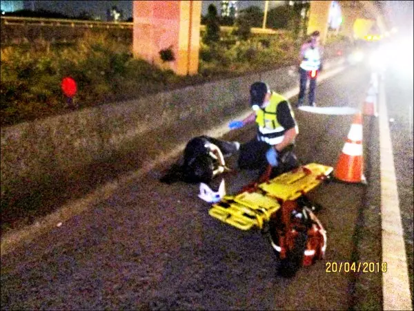 怪事!五楊高架橋墩冒火 嚇壞用路人...