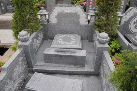 老大爺按照風水先生的話「遷祖墳」,在現場發現一個「首飾盒」,打開後嚇壞了!