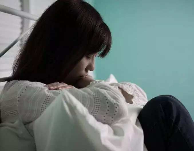 和丈夫帶著孩子回娘家,妹妹拿出我的行李箱,我悄悄回了婆家