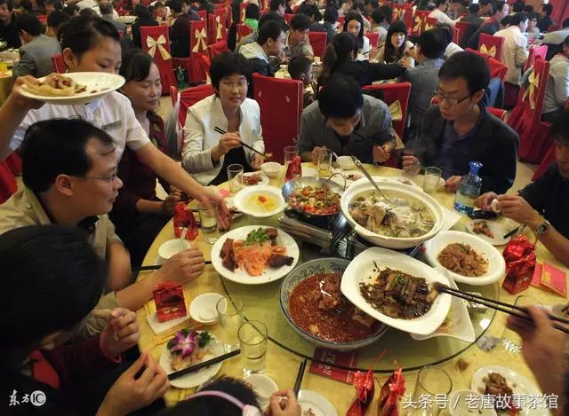 婚宴上,他多吃了塊肉被富二代辱罵,新郎的做法讓人倒吸一口涼氣