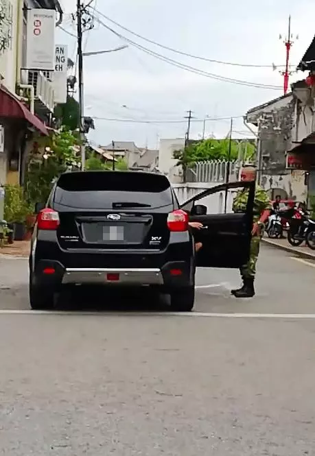 【麻六甲路霸!】違規轉入One-Way道被阻止,男子拿棍下車恐嚇RELA再狂比中指!