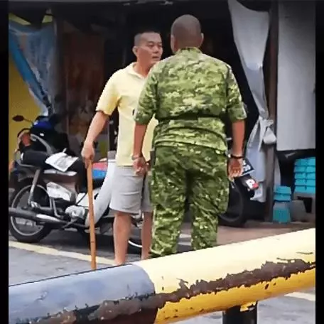 【麻六甲路霸!】違規轉入One-Way道被阻止,男子拿棍下車恐嚇RELA再狂比中指!