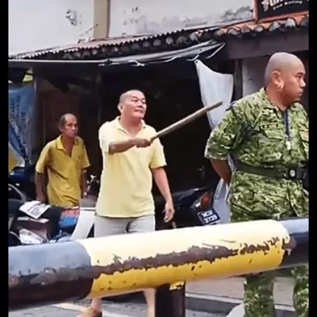【麻六甲路霸!】違規轉入One-Way道被阻止,男子拿棍下車恐嚇RELA再狂比中指!