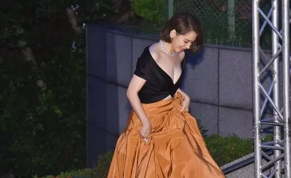 【女神全場最美!】徐若瑄《金曲獎》露20公分事業線,大曬雪乳美到翻!