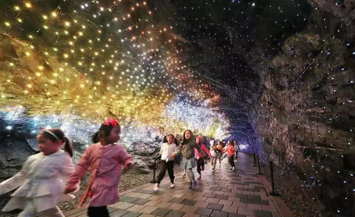 孩子們的韓國「夢幻洞穴」大人們的「北國第一溶洞」遊客:這就是差距!