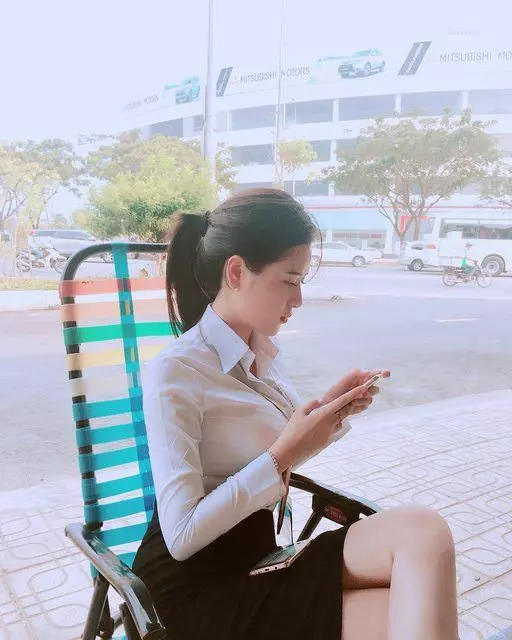 白襯衫快不行了,女業務穿短裙賣車,難怪每天都成交