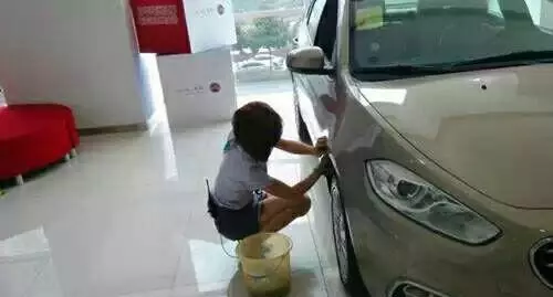 白襯衫快不行了,女業務穿短裙賣車,難怪每天都成交