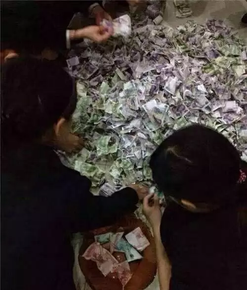 白襯衫快不行了,女業務穿短裙賣車,難怪每天都成交