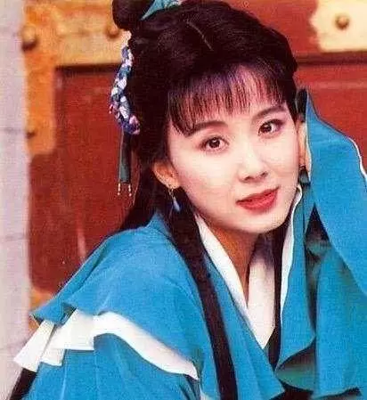 49歲蕭薔現身機場被拍,真實身材遭曝光,網友紛紛表示不能理解!