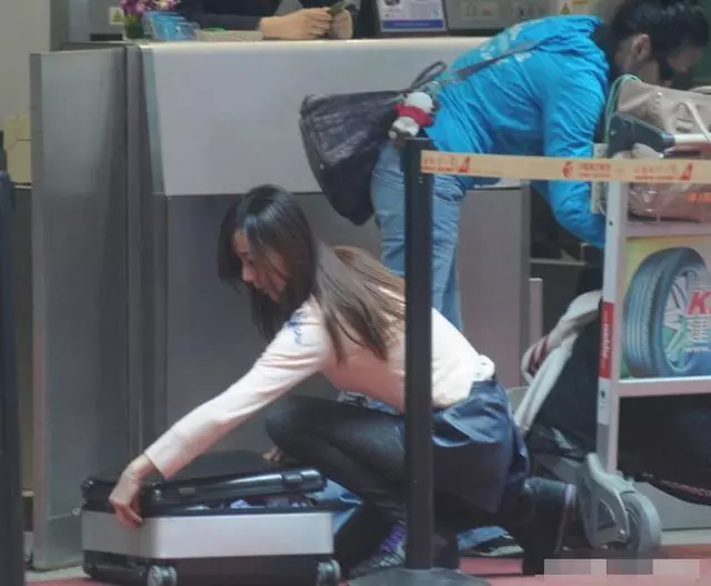49歲蕭薔現身機場被拍,真實身材遭曝光,網友紛紛表示不能理解!