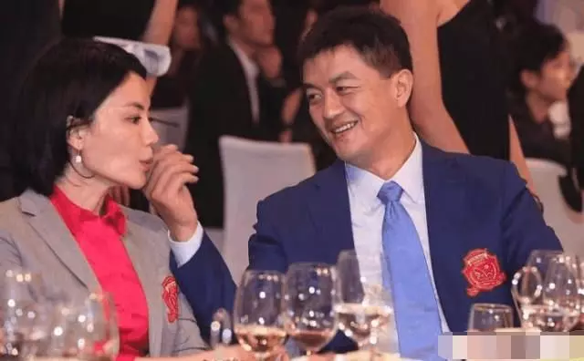 王菲不滿李亞鵬新女友身份,卻遭女方霸氣反擊:你算老幾!