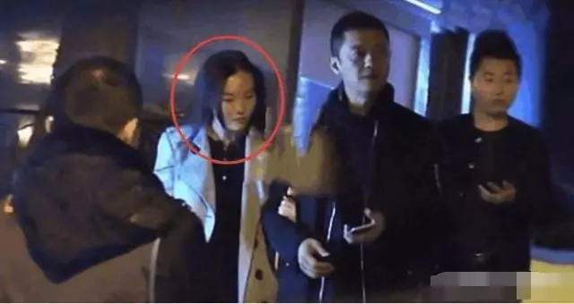 王菲不滿李亞鵬新女友身份,卻遭女方霸氣反擊:你算老幾!