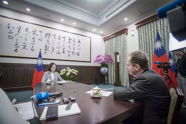 總統:對等、尊嚴、無政治前提下 願與習近平見面