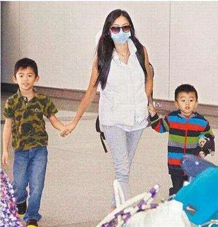 靳東前女友, 年紀輕輕就做了單親媽媽, 如今重出江湖驚艷了無數人!