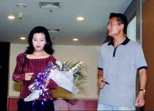 靳東前女友, 年紀輕輕就做了單親媽媽, 如今重出江湖驚艷了無數人!