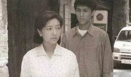靳東前女友, 年紀輕輕就做了單親媽媽, 如今重出江湖驚艷了無數人!