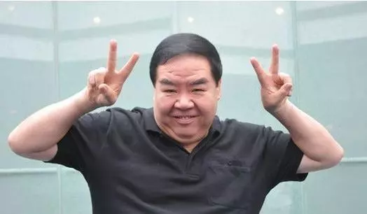 曾人氣直逼周潤發,開豪車奪影帝卻一夜被騙2億,今67歲成這樣!