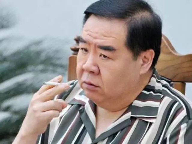 曾人氣直逼周潤發,開豪車奪影帝卻一夜被騙2億,今67歲成這樣!