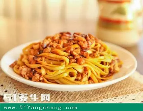 手把手教你做香菇滷肉麵,簡單不乏營養,好吃又便宜