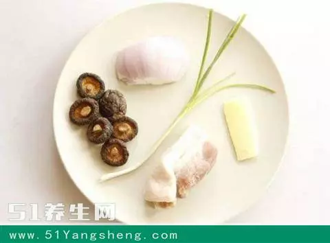 手把手教你做香菇滷肉麵,簡單不乏營養,好吃又便宜