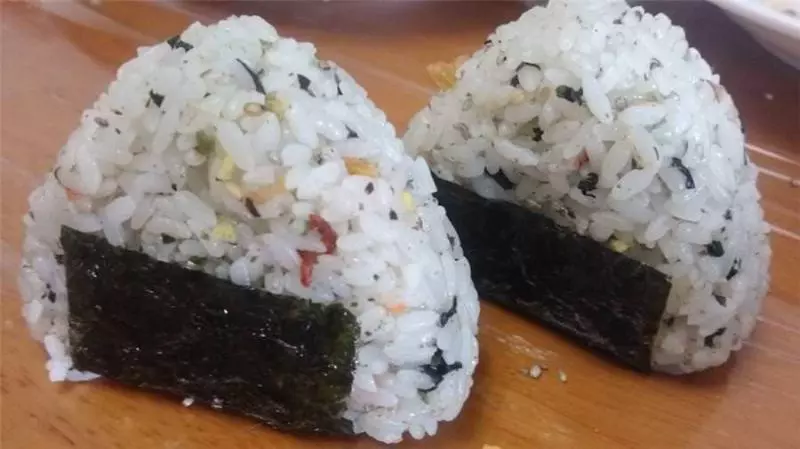 剩米飯做的這個飯團,加上蔬菜,營養豐富,小朋友一口氣吃掉好幾個,其實做法很簡單.......