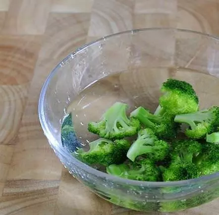 剩米飯做的這個飯團,加上蔬菜,營養豐富,小朋友一口氣吃掉好幾個,其實做法很簡單.......