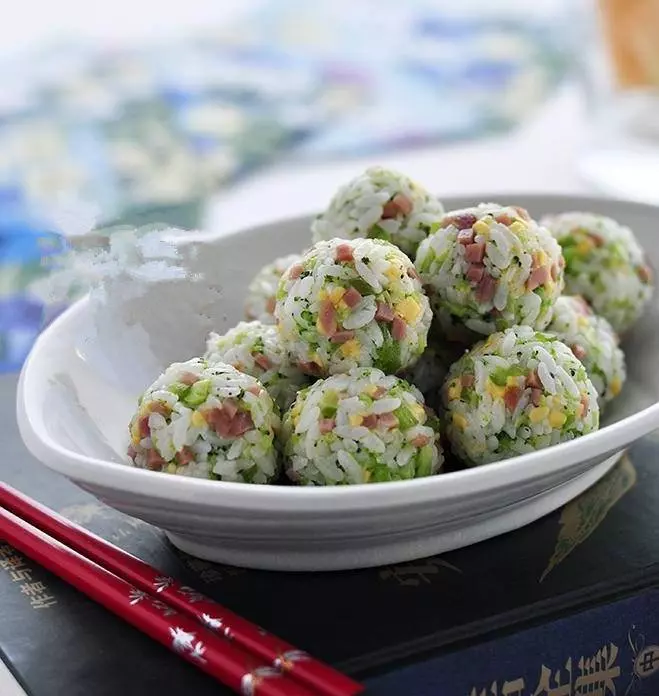 剩米飯做的這個飯團,加上蔬菜,營養豐富,小朋友一口氣吃掉好幾個,其實做法很簡單.......