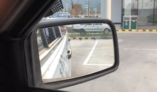 倒車是看後視鏡還是倒車影像?都不是!老司機教你真正的倒車絕活