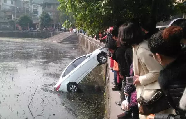 倒車是看後視鏡還是倒車影像?都不是!老司機教你真正的倒車絕活