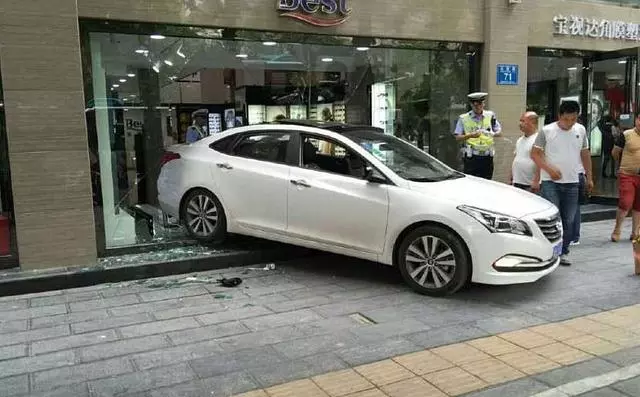 倒車是看後視鏡還是倒車影像?都不是!老司機教你真正的倒車絕活