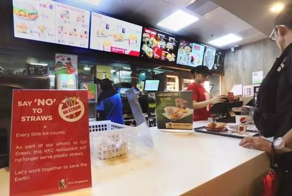 【注意了!】新加坡KFC停止提供『塑膠杯蓋&吸管』!