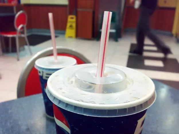 【注意了!】新加坡KFC停止提供『塑膠杯蓋&吸管』!