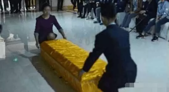 女模因病去世, 隔天火化時發現異常, 掀開白布氣得丈夫雙手發抖