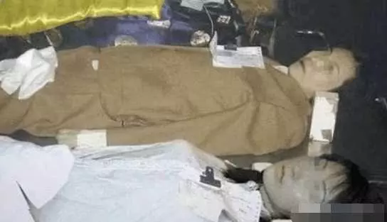 女模因病去世, 隔天火化時發現異常, 掀開白布氣得丈夫雙手發抖