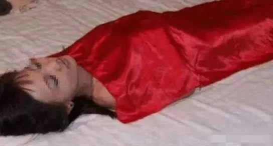 女模因病去世, 隔天火化時發現異常, 掀開白布氣得丈夫雙手發抖