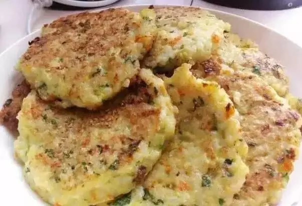 1碗米飯2個雞蛋3種蔬菜,老婆做的早餐餅又想香又軟,上桌就秒光