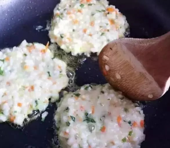 1碗米飯2個雞蛋3種蔬菜,老婆做的早餐餅又想香又軟,上桌就秒光