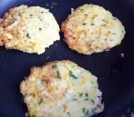 1碗米飯2個雞蛋3種蔬菜,老婆做的早餐餅又想香又軟,上桌就秒光