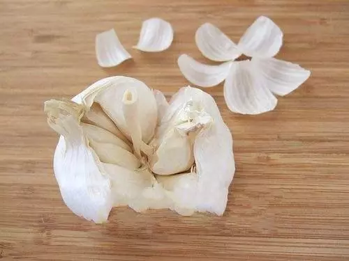 大蒜真的有神奇的功效嗎?不管怎樣,這2種人千萬不要再多吃了