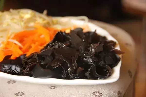 泡木耳時犯這個錯,致毒還傷肝腎!為了家人健康,早點改正